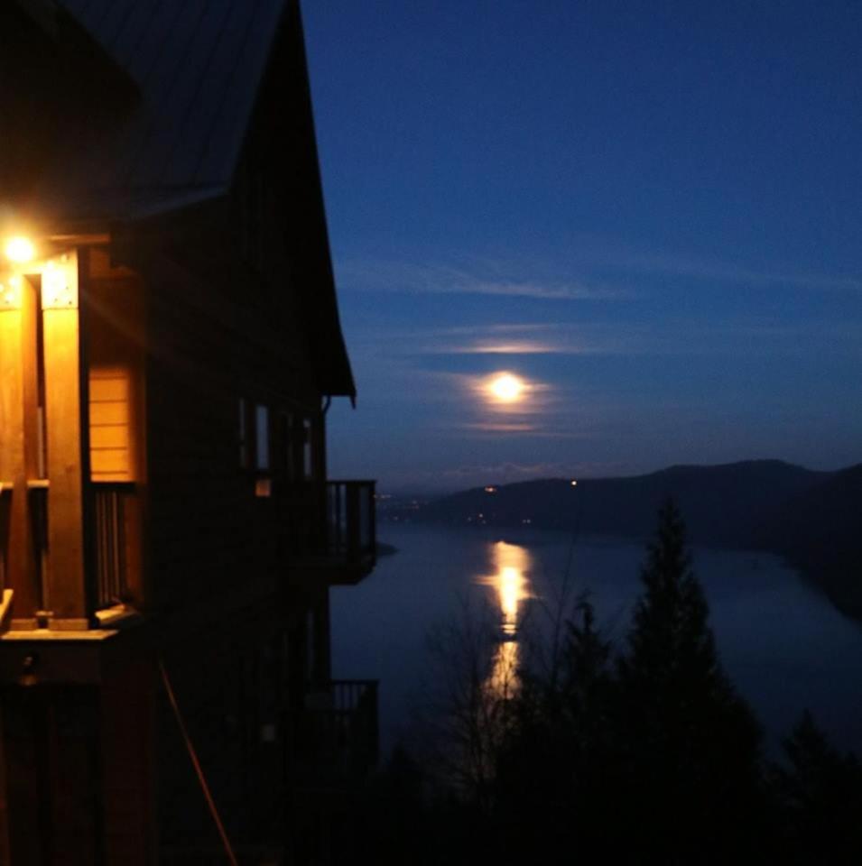 Moon Water Lodge Malahat Exterior photo
