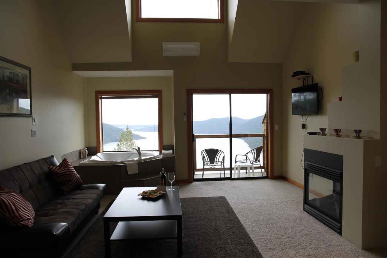 Moon Water Lodge Malahat Exterior photo