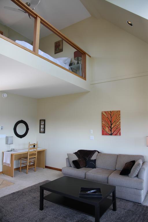 Moon Water Lodge Malahat Room photo
