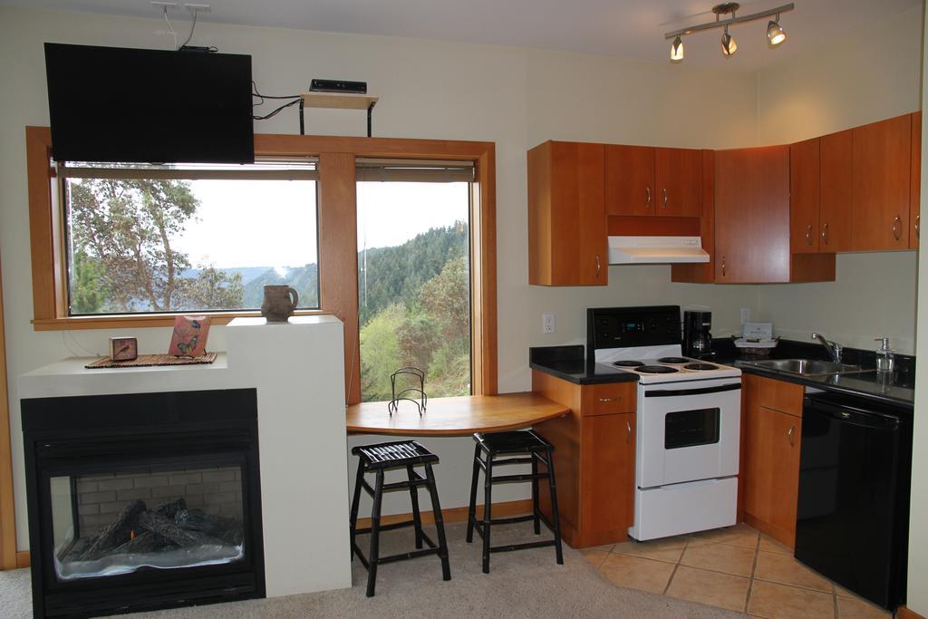 Moon Water Lodge Malahat Room photo