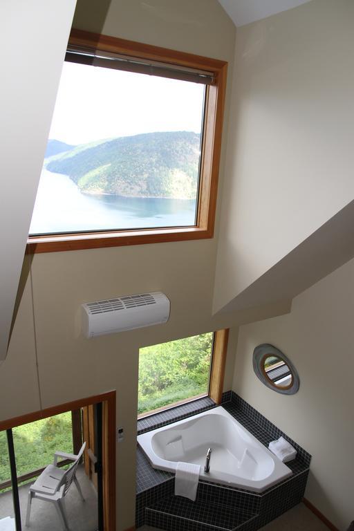 Moon Water Lodge Malahat Exterior photo