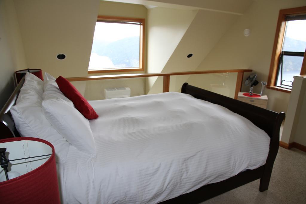 Moon Water Lodge Malahat Exterior photo
